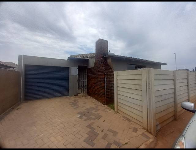 2 BEDROOM FREEHOLD FOR SALE IN CRYSTAL PARK